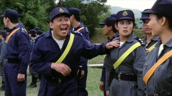 霸王花2:阿威队长疯狂追求小甜甜,给君如气得不要不要的!