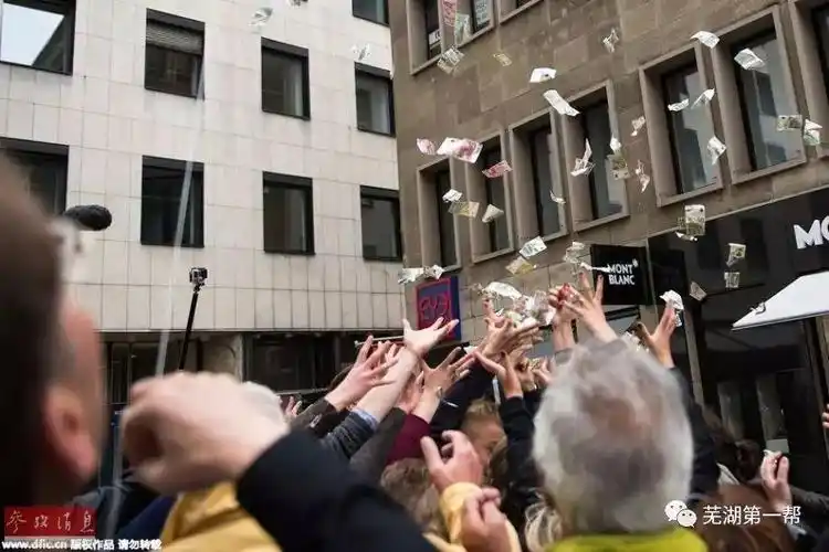 天降钞票雨!2万现金大钞被风刮走!在芜湖的高速公路上随风飘零