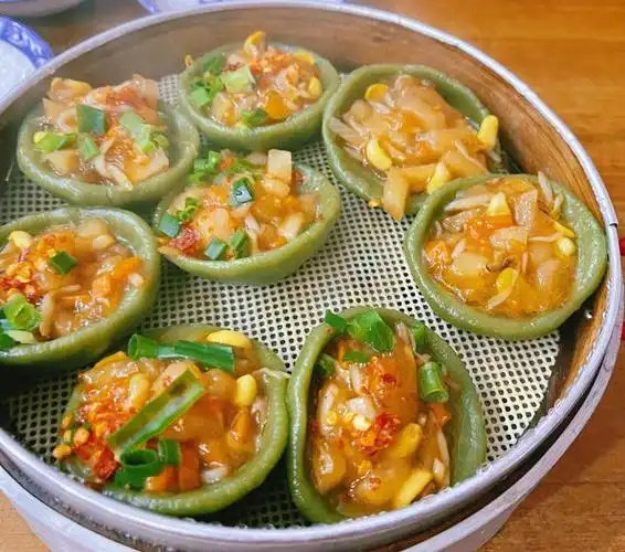 四,灯盏粿烫粉是江西上饶地方的特色小吃.