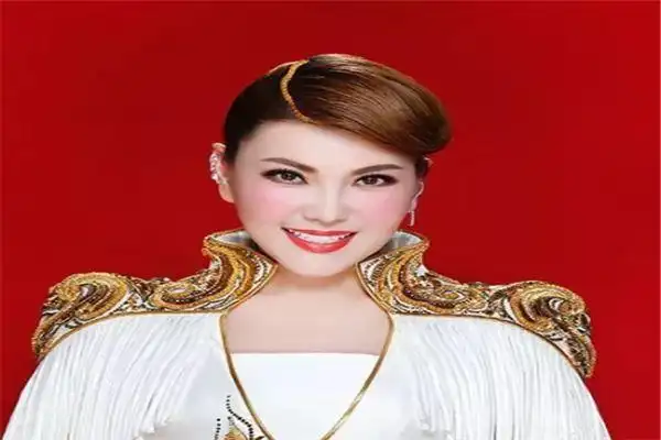 内蒙古科尔沁草原乌兰图雅,这是一位非常优秀的草原歌手,她毕业于中央