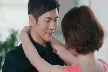 大四男毕业生向老师求婚 现场引轰动幸福拥吻_百度视频搜索