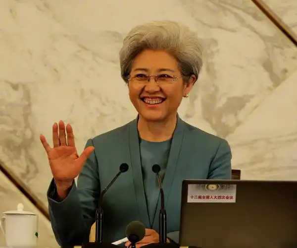 比英拉更有气质的中国美女外交家,创造了很多个第一