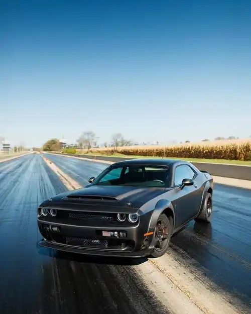 由全碳纤维材质打造的道奇挑战者demon