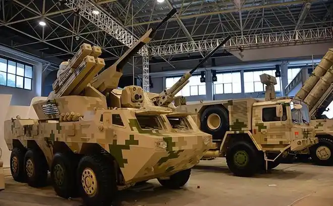 国产炮弹一体防空车亮相,每分钟发射上千发子弹,号称无人机杀手_网易