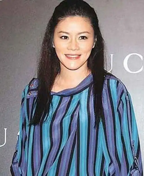 68岁钟镇涛太幸福,一家五口为妻子庆生,小女儿穿波点裙可爱|裙装|范姜