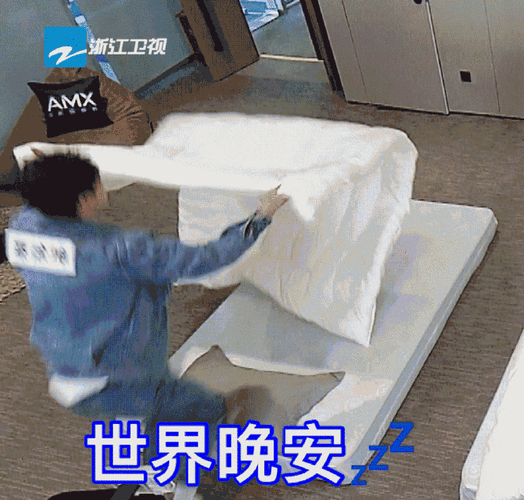 只见蔡徐坤速度超快的躺进被窝,并盖好被子.