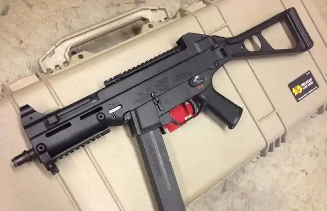 ump冲锋枪被世界上40多个国家购买装备,且使用者大多数都是特种部队和