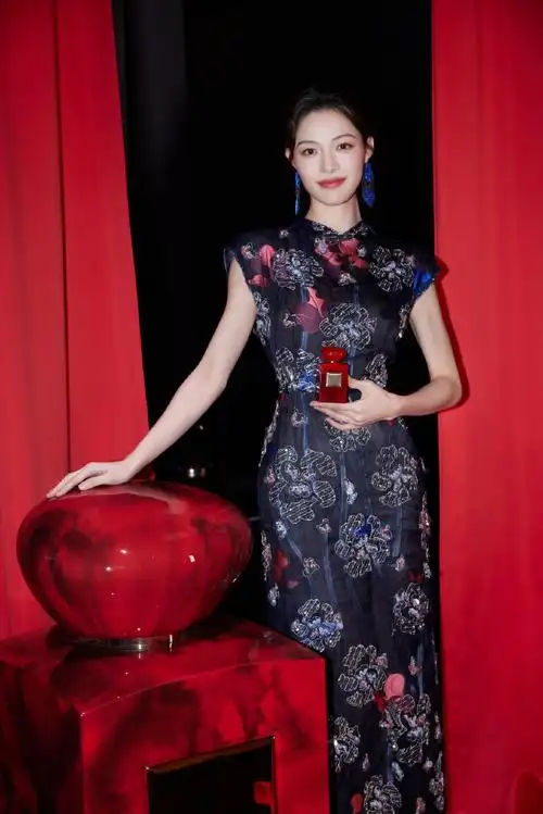 钟楚曦深蓝刺绣旗袍造型##钟楚曦分享刺绣旗袍造型九宫格