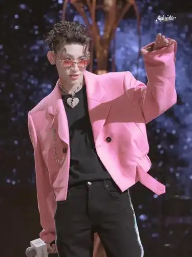 组图:甜酷boy王琳凯粉西装配心碎项链 背头发型粉色鬓角超吸睛