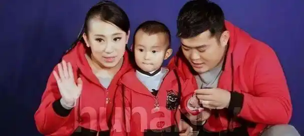 为了生活,王金龙扛起了照顾家庭的重担,让孩子的笑声成为他日常最美的