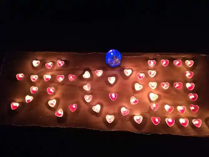 爱心蜡烛摆成的元旦和爱心是我们大家一起的杰作.