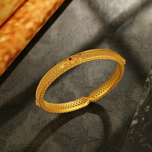 六福珠宝黄金手镯女款计价足金古法工艺精致镂空手饰