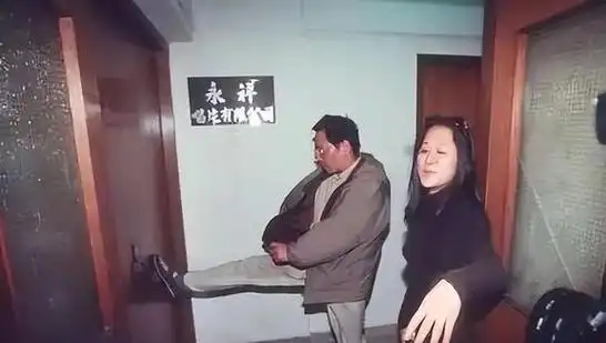 弟妹,直接带着媒体跑到八舅父家门口"堵人",要求还钱,还对着镜头大喊