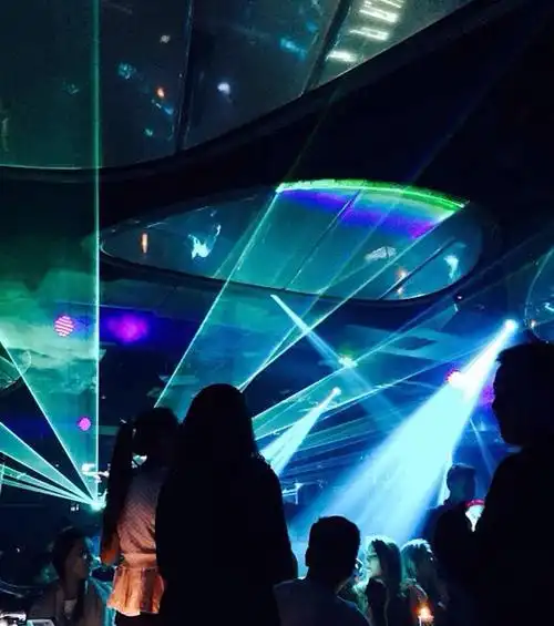 上海linx酒吧位于卢湾区淮海中路,这是由明星谢霆锋投资开的酒吧,其