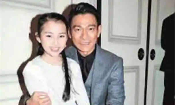 原创56岁刘德华家人近照曝光妻子素颜显老态5岁女儿被赞神仙颜值