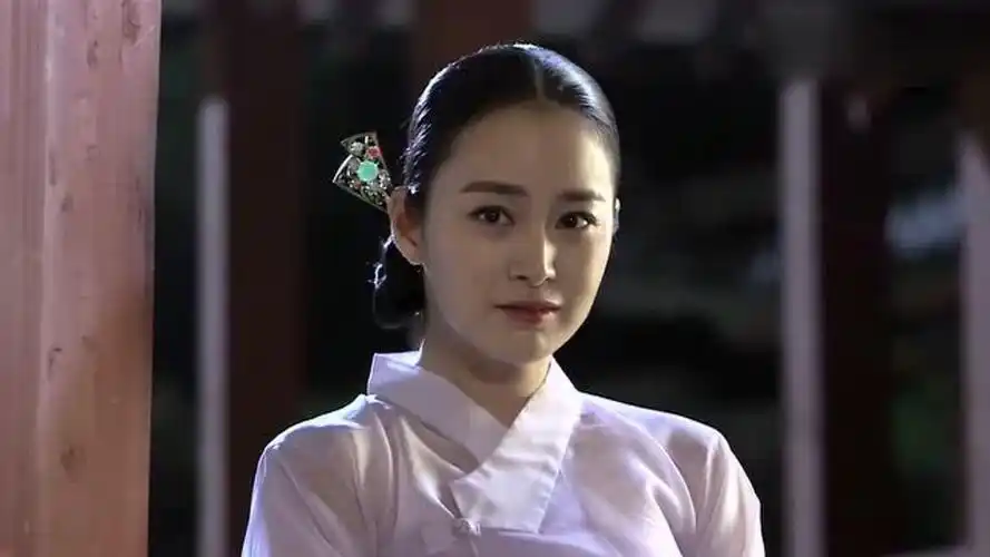 金泰熙太美,本要去王后殿的刘亚仁看到她后,转身找金泰熙侍寝