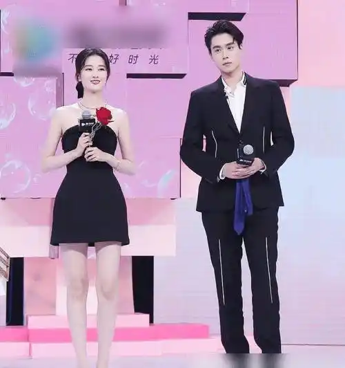 《小风暴》发布会,胡一天乔欣全程撒糖不断,互动超甜太有爱啦!_玫瑰_
