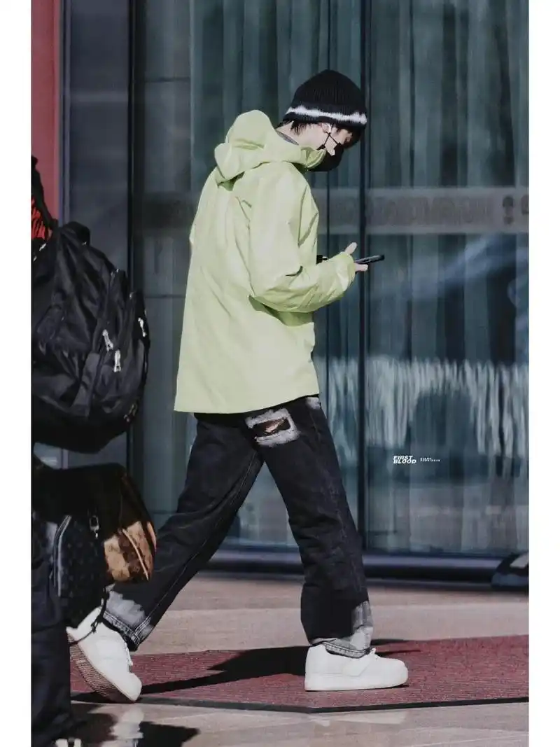 严浩翔反季节穿搭 破洞裤已进化成大腿破洞!