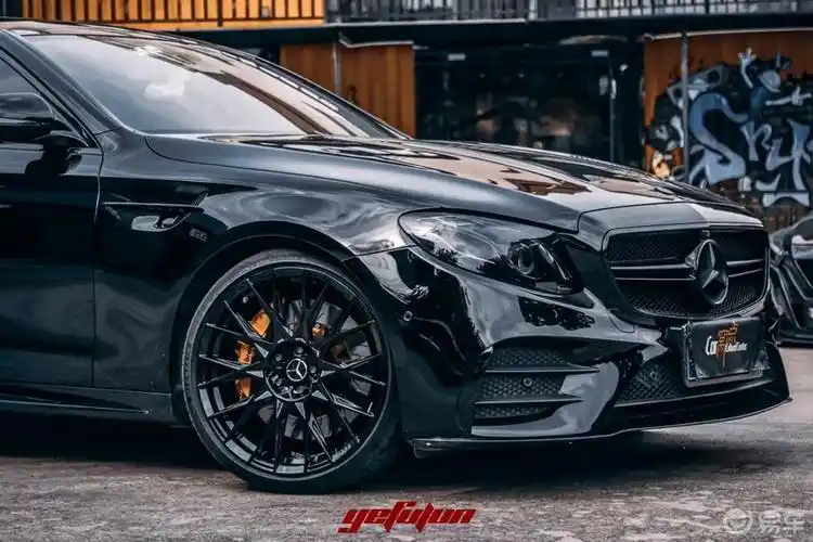 改装奔驰e300黑化20寸上车效果行走武士