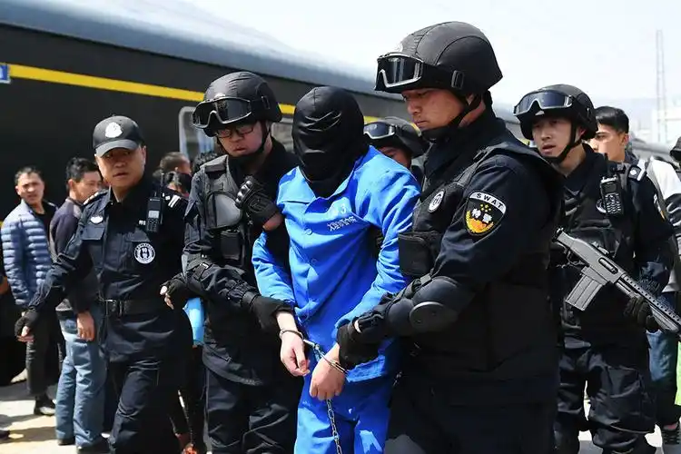 4月13日,公安特警在兰州火车站押解犯罪嫌疑人.