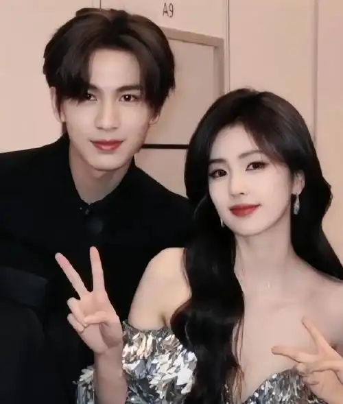 看过这张图片的网友也忍不住调侃说:虞书欣是他们的和平大使吗?