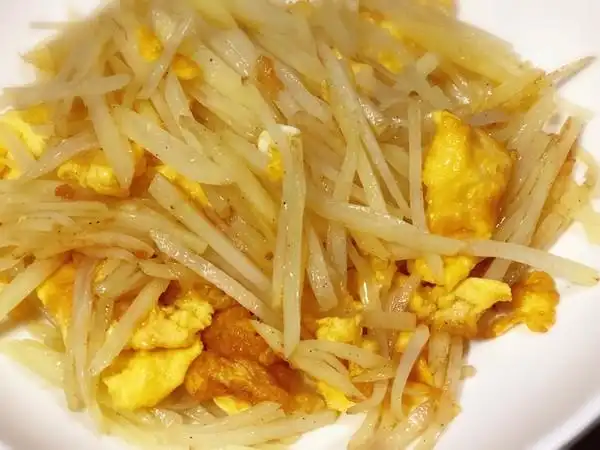 叶家浅浅做的巨香的土豆丝炒鸡蛋