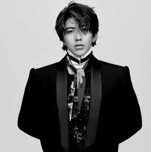 2014年蔡徐坤又接连出演了影视剧《完美假妻168》和《女刑警李春春》