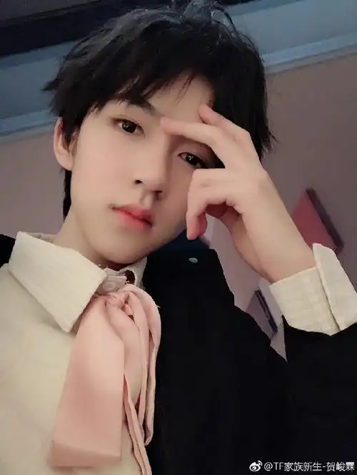 贺峻霖比耶自拍#贺峻霖比耶7099自拍合集96墨镜杀 可可爱爱的