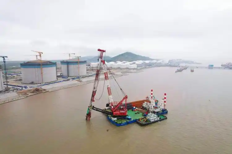 上海洋山深水港将新建15万吨级的lng运输船专用泊位