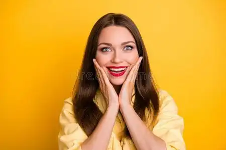 照片关于欢乐的万分高兴的疯狂的兴奋的女人有样子的在你wickets三柱