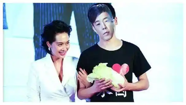 朱茵罕见晒与老公合照搂黄贯中肩膀好娇羞旧爱周星驰至今独身