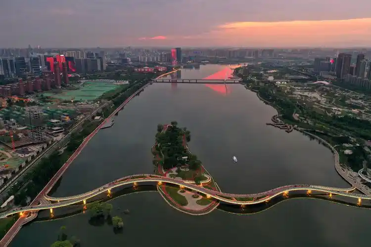 陕西西安浐灞国家湿地公园是国家aaaa级旅游景区,位于陕西省西安市