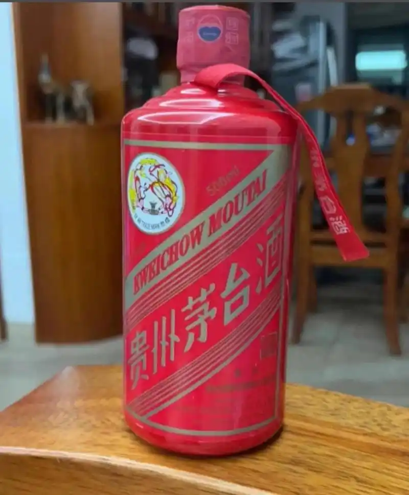 发现一瓶红色的飞天茅台酒,有木有了解并认识这瓶酒的酒友呢?