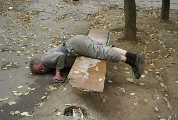 醉酒后的丑态奉劝朋友适量饮酒千万别酗酒