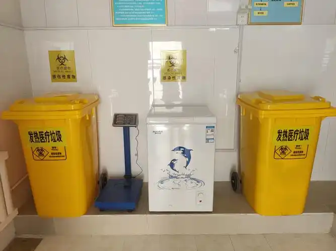 医疗废物暂存点配备了病理性医疗废物专用冷藏设备,未张贴病理性医疗