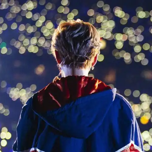 鹿晗#通过这组背影合集一起去回想一路走过来的点点滴滴,这个男孩你