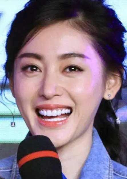 求求演员们做烤瓷牙颜色悠着点夜光牙齿精真的很出戏啊