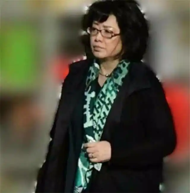 60岁山口百惠近照,身穿灰色大衣头发还是微微卷曲,气质依旧存在