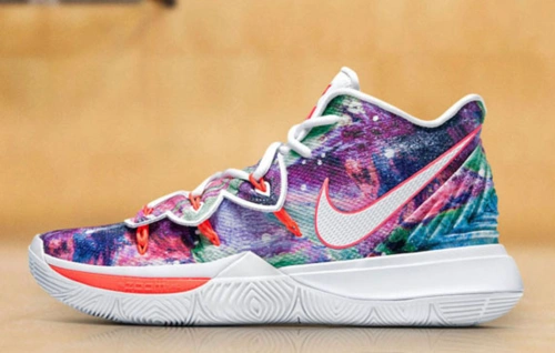 欧文上脚的战靴,让人眼前一亮,吸引全场呀,那么kyrie 5 pe霓虹星空