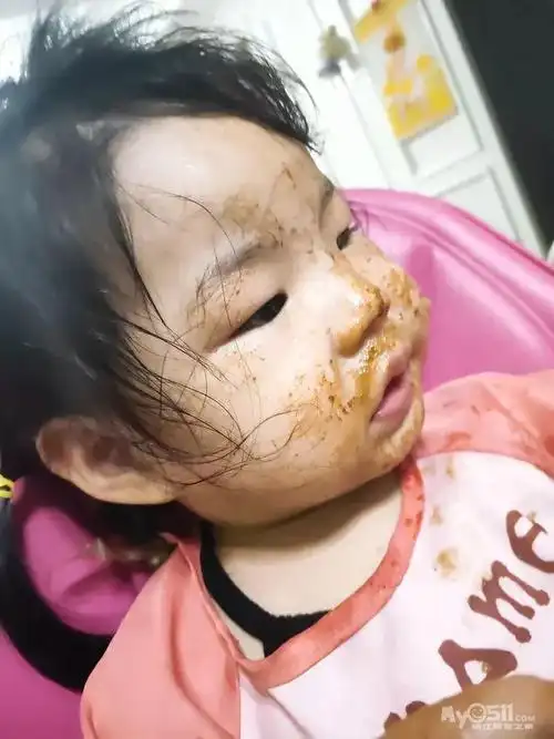 有种灾难现场叫: 小孩自己吃饭