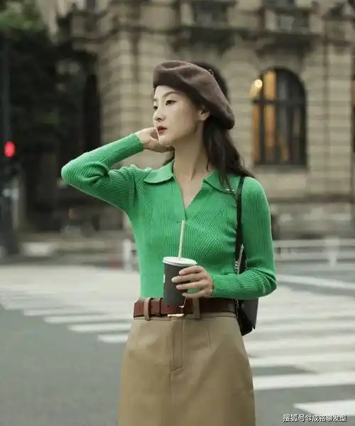 这件绿色的套头针织衫,它的整个轮廓也不会过分的宽松,可以稍微地透露