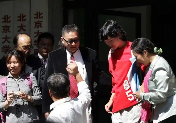 带着鲜花,水果等礼物去北大医院看望了正在此养病的15岁中学生吴子尤