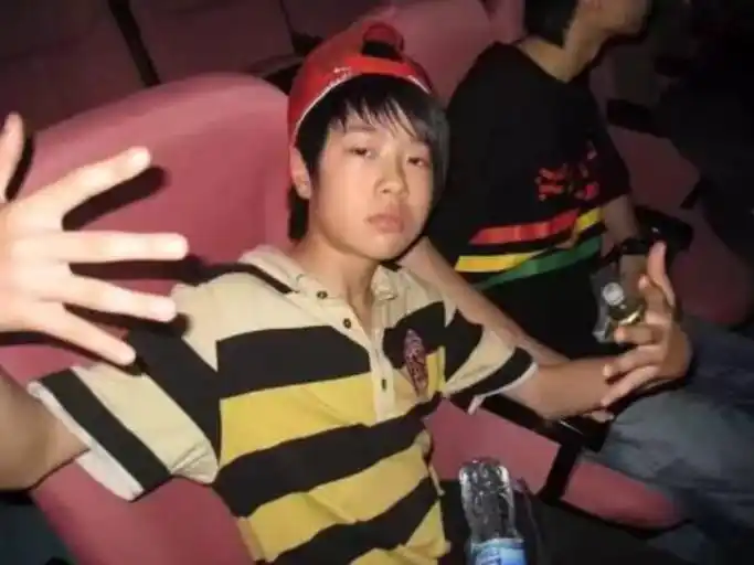 王一博未出道照被扒出,看到非主流"大头贴"后:整容式长大!