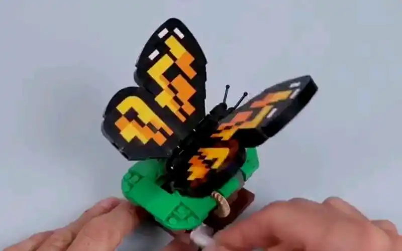 用乐高积木制作振翅的蝴蝶