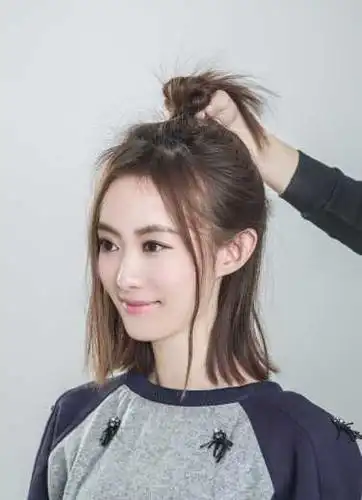 橡皮筋 发夹 卷发棒准备工具发型点评:短发 半丸子头搭配是真好看,既