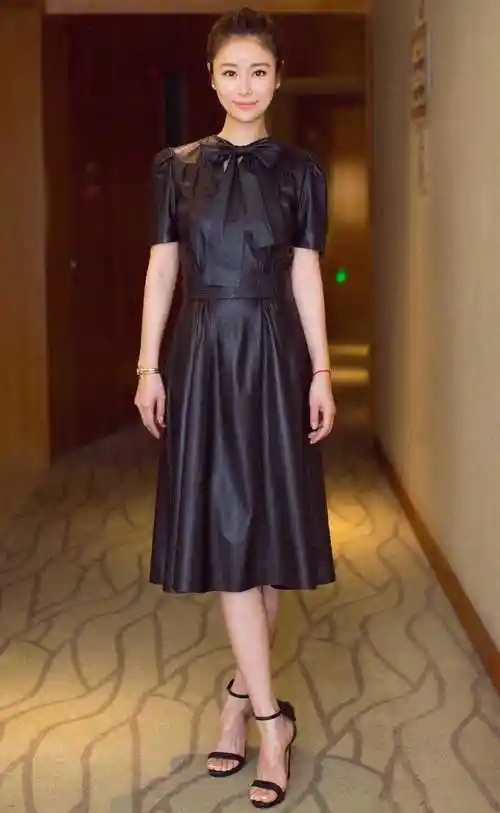 167的林心如高调起来真美穿抹胸连衣裙大放光彩气质太出众