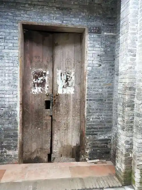 单残旧的木门.似乎写着古老的历史.