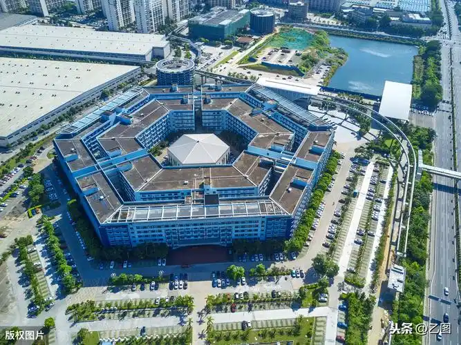 而在广东省深圳市坪山区的马峦山脚下有一座淡蓝色的六角大楼,大楼