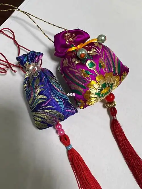 春日樱花漫游  真的太喜欢这种传统工艺手工缝制的荷包了,针码捍篌