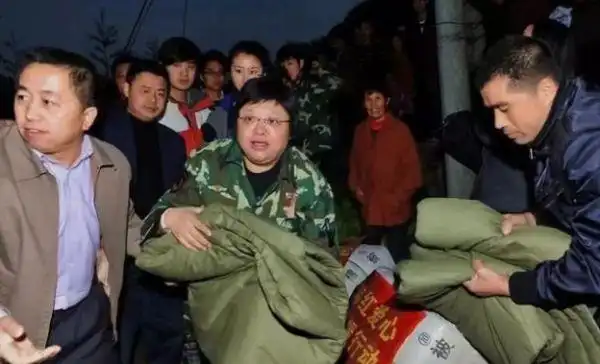 韩红奔赴郑州前线救灾,众星共捐款3000万支持,王一博报名当志愿者